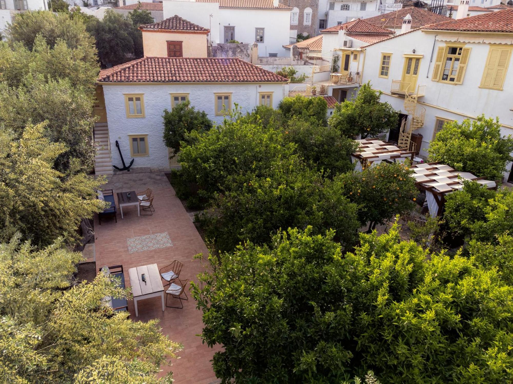 Rafalias Mansion Hydra  Exterior photo